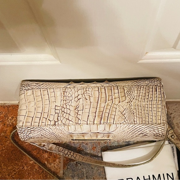 🐩Wonderful Brahmin Carrie Sand Dune Melbourne Croc Embossed Leather Crossbody! - Picture 11 of 16